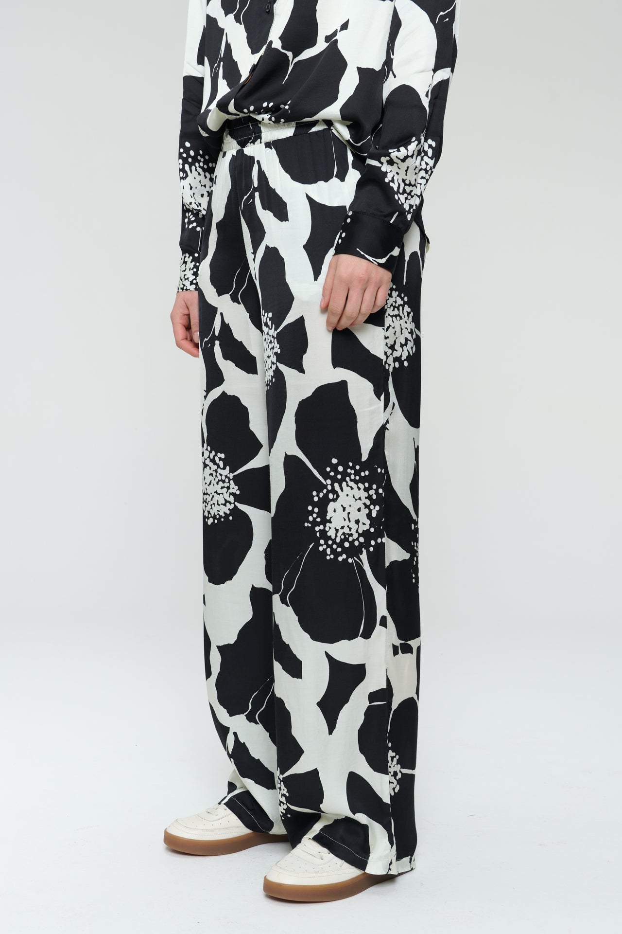 Simone printed shiny viscose pants | Black